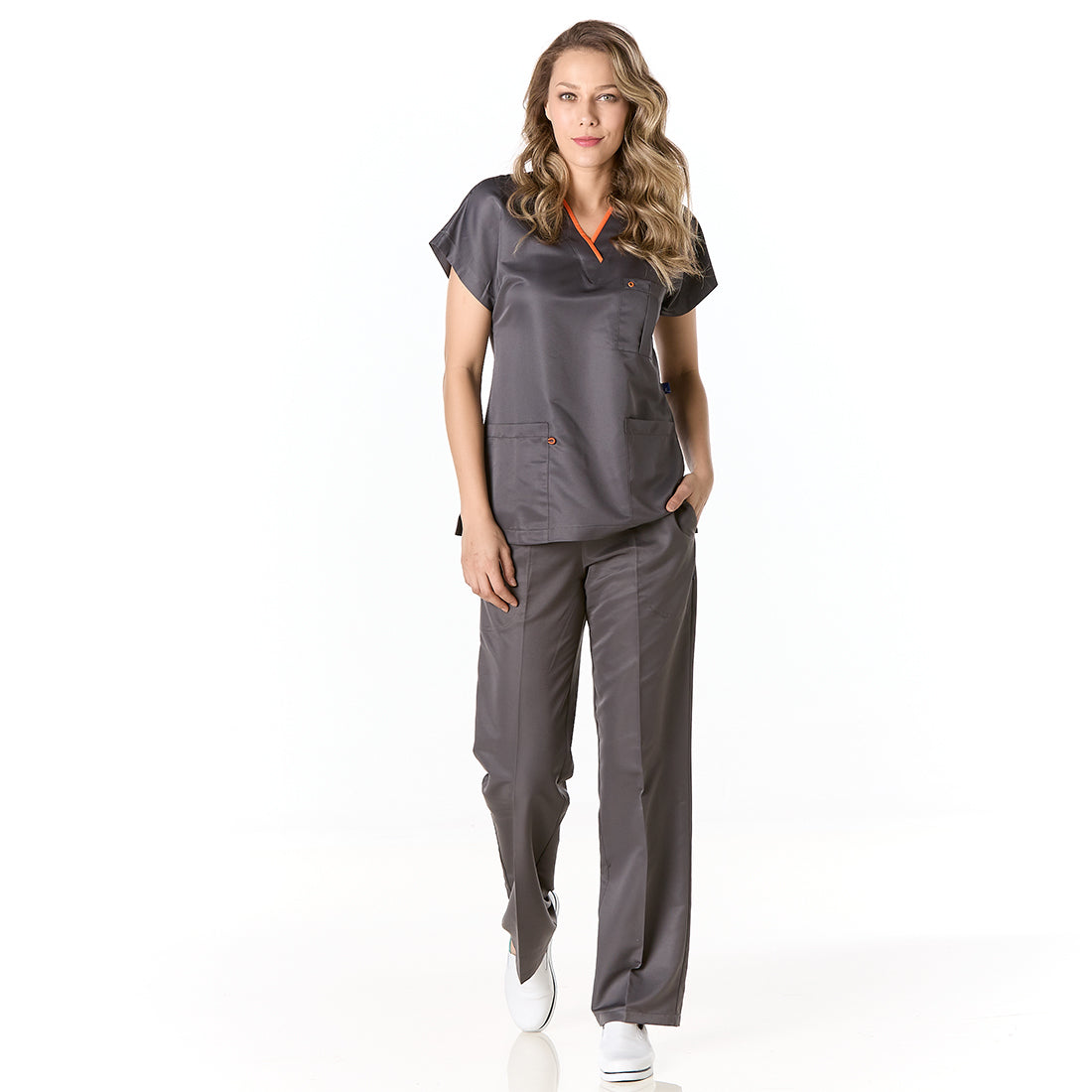 Mujer vistiendo pijama sanitario gris con escote en v y pantalon recto