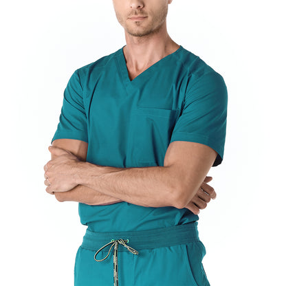 Hombre vistiendo conjunto sanitario color azul turquesa con escote en v y bolsa con cinta porta gafete