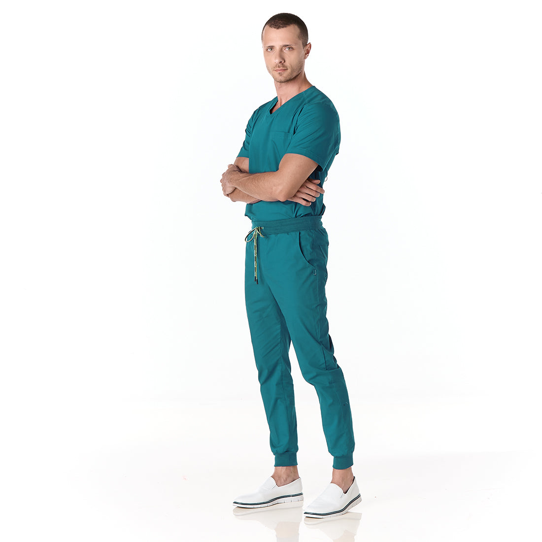 Hombre vistiendo conjunto sanitario color azul turquesa con escote en v y pantalon tipo jogger
