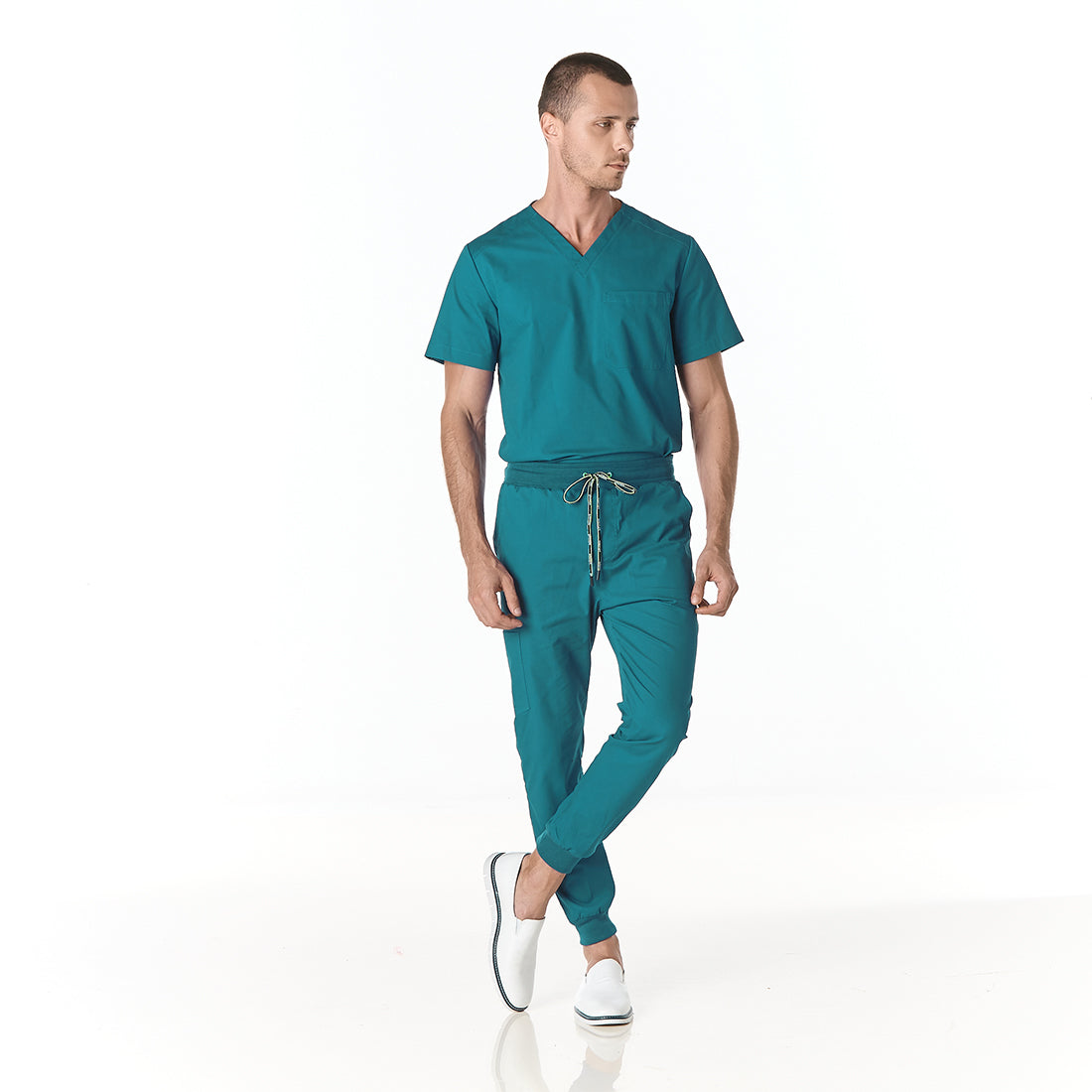 Hombre vistiendo conjunto sanitario color azul turquesa con escote en v y pantalon tipo jogger - frente