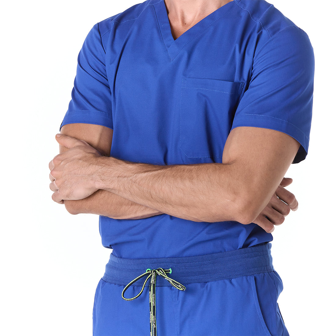 Hombre vistiendo conjunto sanitario color azul rey con escote en v y bolsa con cinta porta gafete