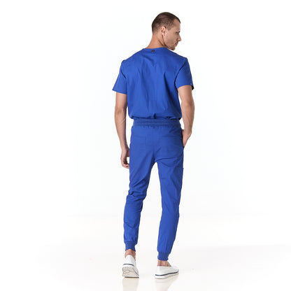 Hombre vistiendo conjunto sanitario color azul rey con escote en v y pantalon tipo jogger - espalda