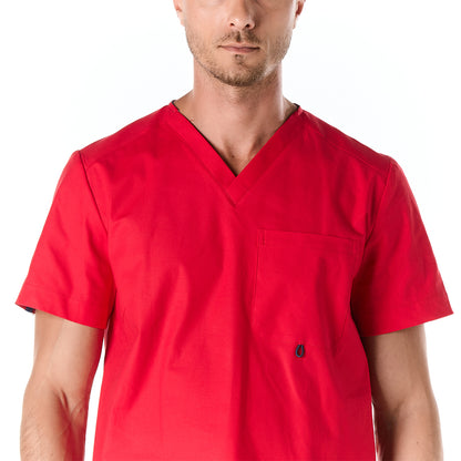Hombre vistiendo conjunto sanitario color rojo con escote en v y bolsa con cinta porta gafete