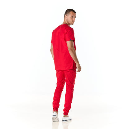 Hombre vistiendo conjunto sanitario color rojo con escote en v y pantalon tipo jogger - espalda