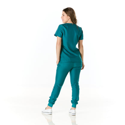 Mujer vistiendo conjunto sanitario color azul turquesa con escote en v y pantalon tipo jogger - espalda