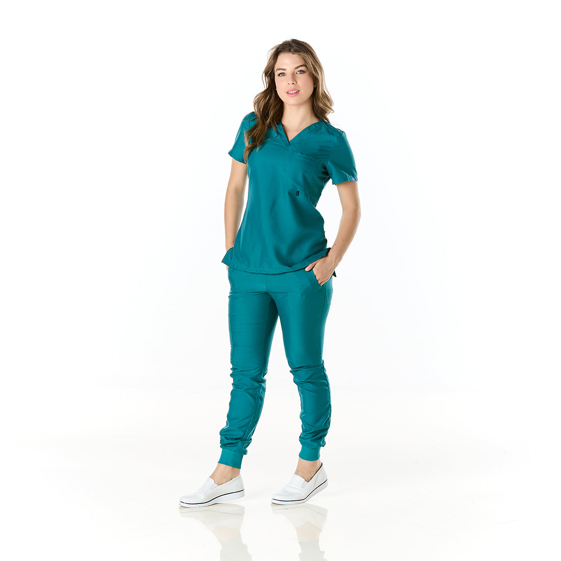 Mujer vistiendo conjunto sanitario color azul turquesa con escote en v y bolsa con cinta portagafete