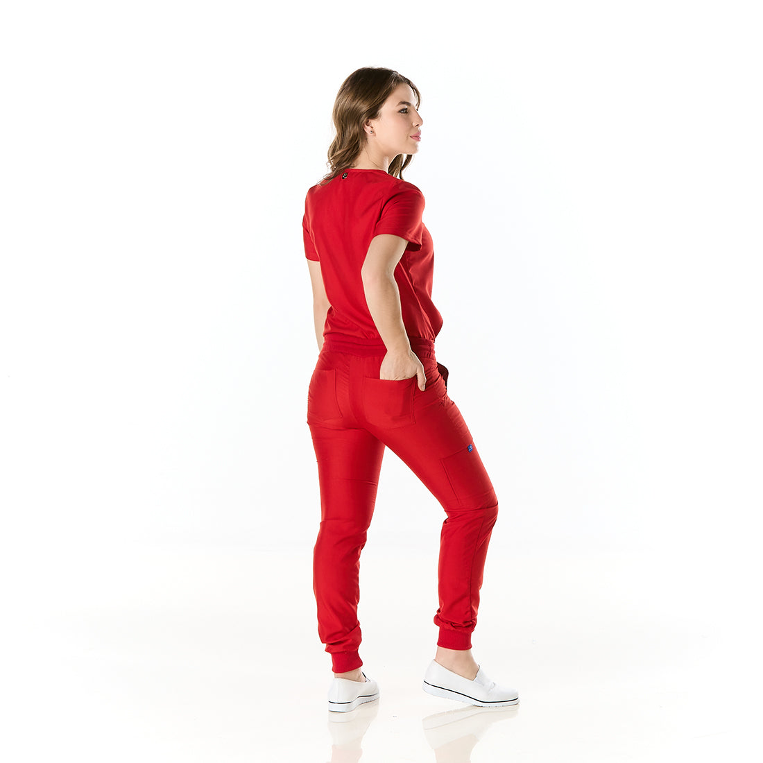 Mujer vistiendo conjunto sanitario color rojo con escote en v y pantalon tipo jogger - espalda
