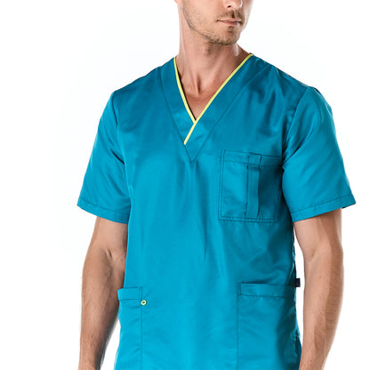 Hombre vistiendo pijama sanitario color azul turquesa con cuello en v y bolsa en el pecho