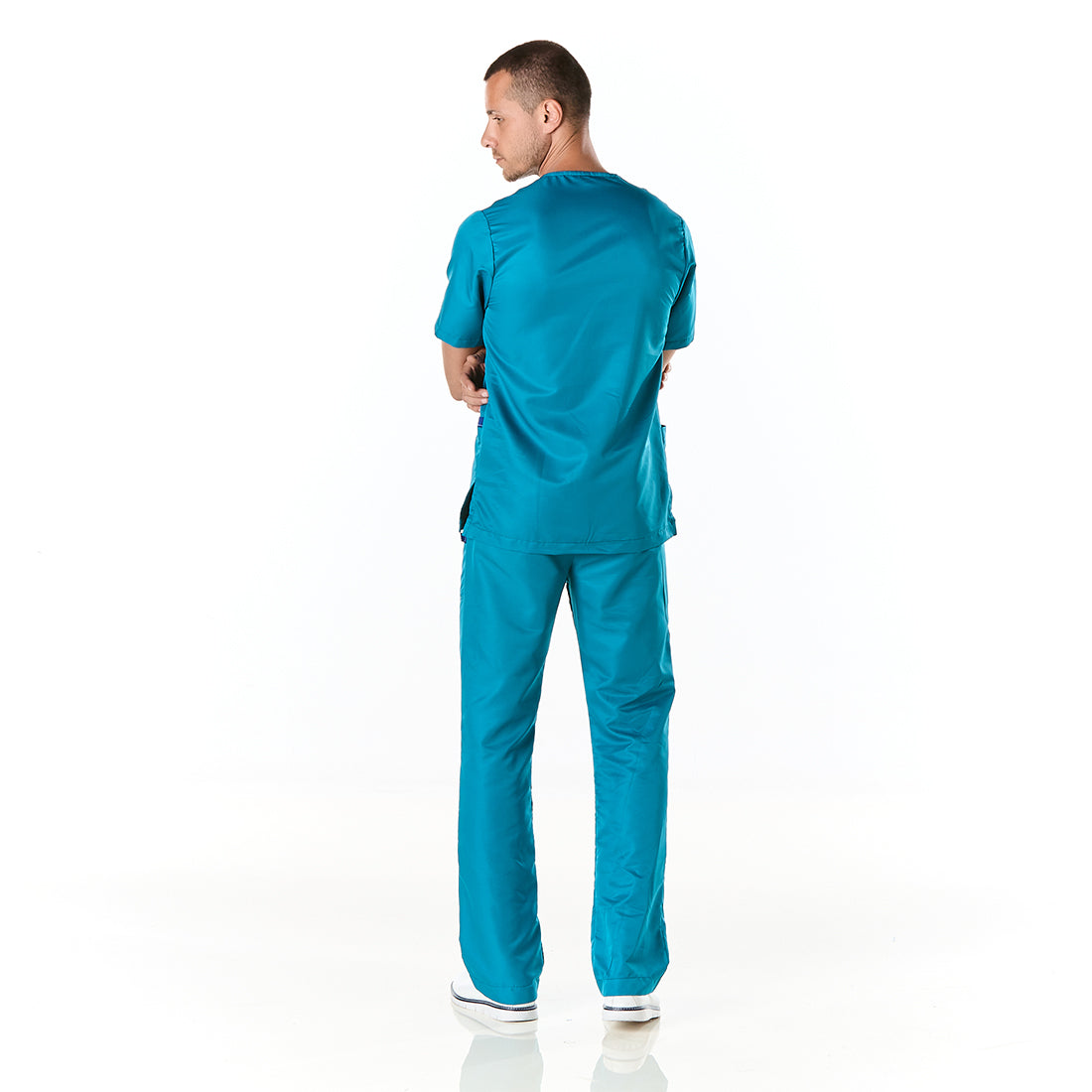 Hombre vistiendo pijama sanitario color azul turquesa con cuello en v y pantalon recto - espalda
