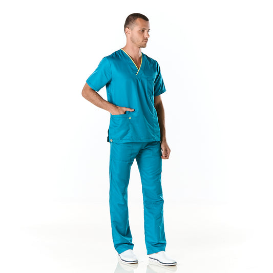 Hombre vistiendo pijama sanitario color azul turquesa con cuello en v y pantalon recto