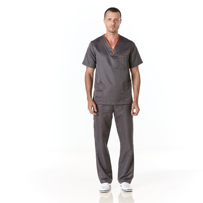 Hombre vistiendo pijama sanitario color gris oscuro con cuello en v y pantalon recto