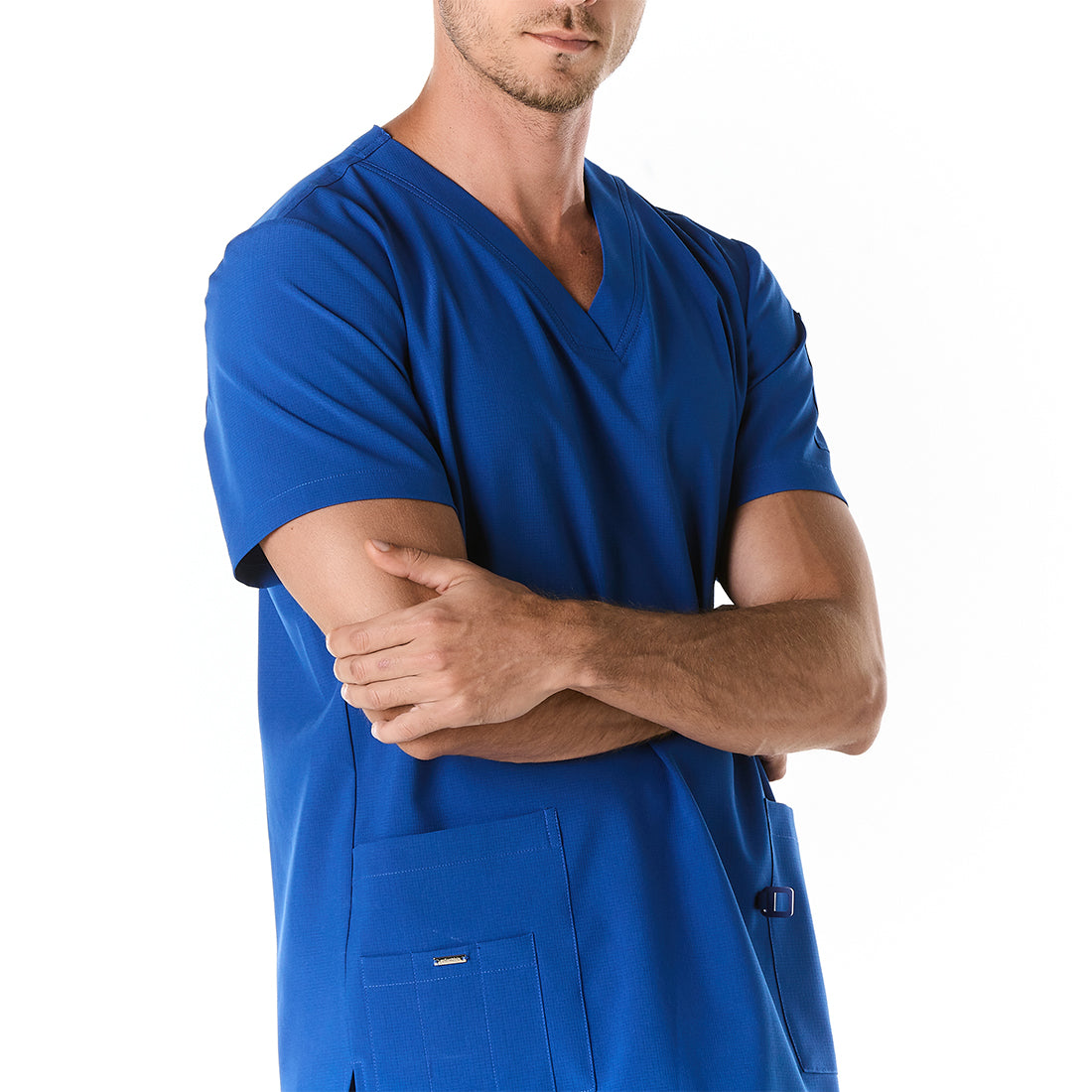 Hombre vistiendo pijama sanitario color azul rey con cuello en v y hebilla porta gafete