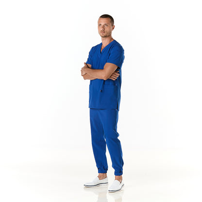 Hombre vistiendo pijama sanitario color azul rey con cuello en v y pantalon tipo jogger