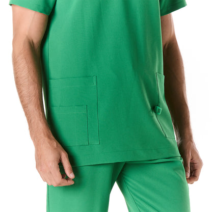 Hombre vistiendo pijama sanitario color verde perico con multibolsillos