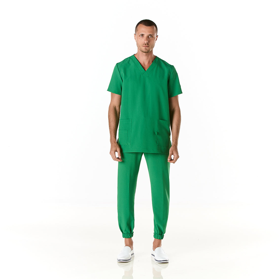 Hombre vistiendo pijama sanitario color verde perico con cuello en v y pantalon tipo jogger