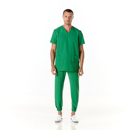 Hombre vistiendo pijama sanitario color verde perico con cuello en v y pantalon tipo jogger
