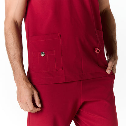 Hombre vistiendo pijama sanitario color vino con multibolsillos