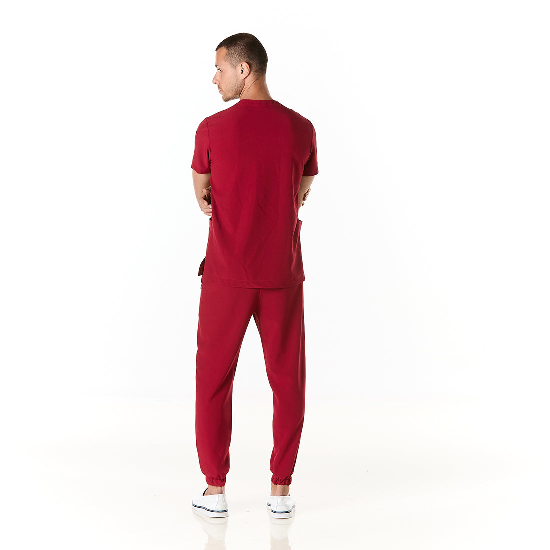 Hombre vistiendo pijama sanitario color vino con cuello en v y pantalon tipo jogger - espalda