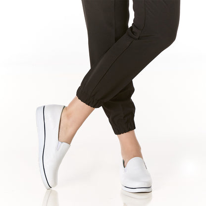 Mujer vistiendo pijama sanitario color negro con pantalon tipo jogger