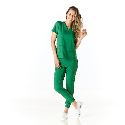 Mujer vistiendo pijama sanitario color verde perico con cuello en v y pantalon tipo jogger
