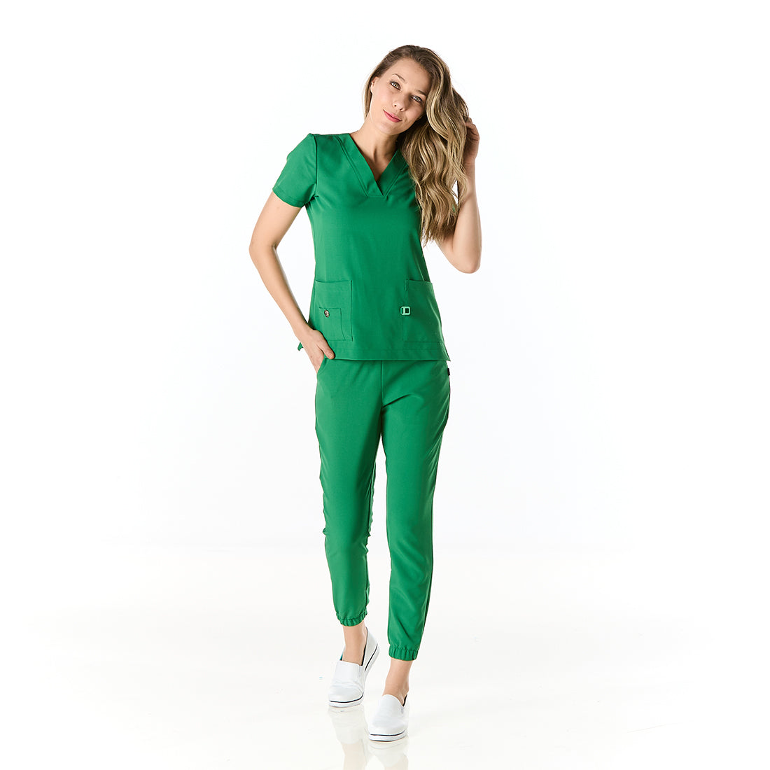 Mujer vistiendo pijama sanitario color verde perico con cuello en v y pantalon tipo jogger - frontal